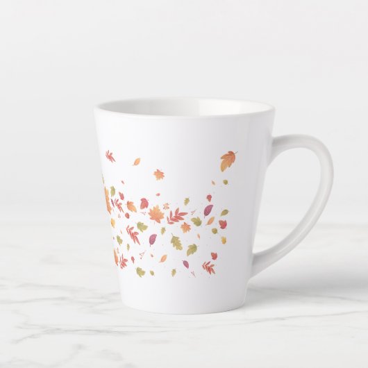 Herfstmeisje met vliegende bladeren latte mok (Rechts)
