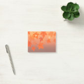 Herfstontwerp met esdoornbladeren en bokeh-effect post-it® notes (Kantoor)
