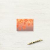 Herfstontwerp met esdoornbladeren en bokeh-effect post-it® notes (Op bureau)