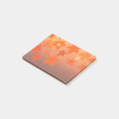 Herfstontwerp met esdoornbladeren en bokeh-effect post-it® notes (Schuin)