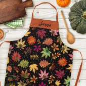 Herfstoogst herfstbladeren en gebladerte zwarte na schort