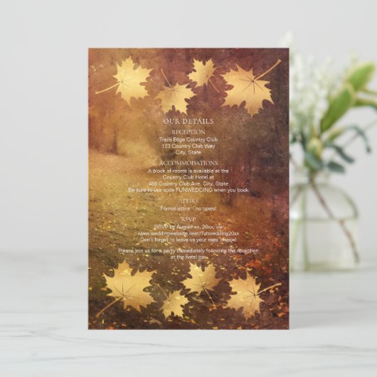 herfstpad vallende esdoorn bladeren bruiloft detai (Staand voorkant)