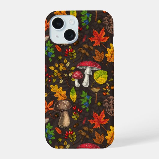Herfstpaddenstoelen, bladeren, noten en bessen op iPhone 15 case (Achterkant)