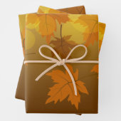 Herfstpatroon met vallende esdoornbladeren en boke inpakpapier vel (In situ)