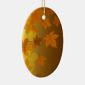 Herfstpatroon met vallende esdoornbladeren en boke keramisch ornament (Rechts)