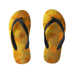 Herfstpatroon met vallende esdoornbladeren en boke kinder teenslippers