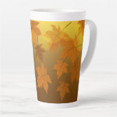 Herfstpatroon met vallende esdoornbladeren en boke latte mok (Rechterhoek)