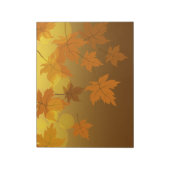 Herfstpatroon met vallende esdoornbladeren en boke notitieblok (Linkerzijde)