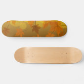 Herfstpatroon met vallende esdoornbladeren en boke persoonlijk skateboard (Horizontaal)
