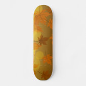 Herfstpatroon met vallende esdoornbladeren en boke persoonlijk skateboard (Voorkant)