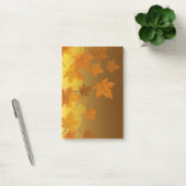 Herfstpatroon met vallende esdoornbladeren en boke post-it® notes (Kantoor)