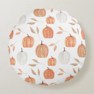 Herfstpompoenen en bladeren rond kussen
