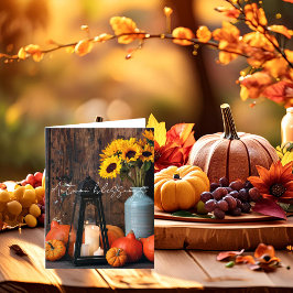 Herfstpompoenen en lantaarn met aangepaste tekst kaart