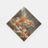 Herfstpompoenen en moeders in een schuur servet (Hoek)