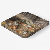 Herfstpompoenen op een hooibal papieren bordje (Gebogen)