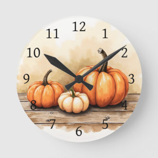 Herfstpompoenen op houten tafel ronde klok