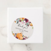 Herfstpompoenen rustieke bloemen burgundy blos bedankjes labels (In situ)