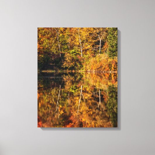 Herfstreflectie op Coffin Pond Canvas Afdruk (Voorkant)