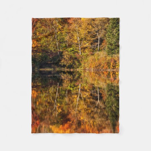 Herfstreflectie op Coffin Pond Fleece Deken (Voorkant)