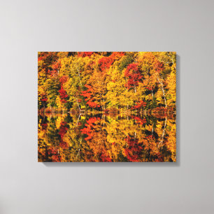 Herfstreflectie op Russell Pond New Hampshire Canvas Afdruk