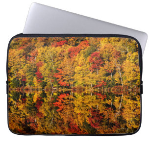 Herfstreflectie op Russell Pond   New Hampshire Laptop Sleeve