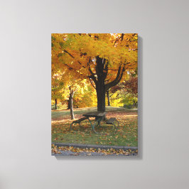 Herfstscène met picknicktafel. canvas afdruk
