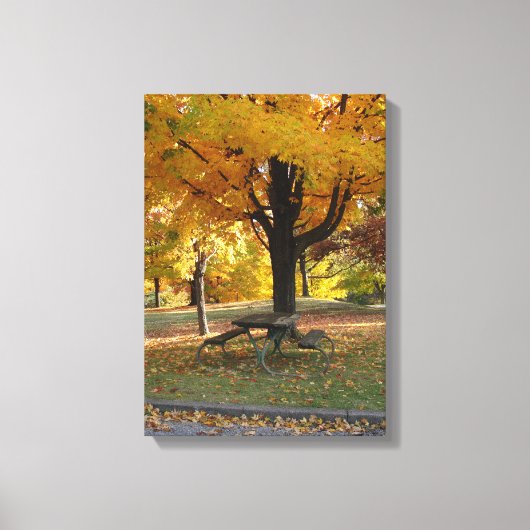 Herfstscène met picknicktafel. canvas afdruk (Voorkant)