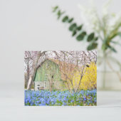 Herfstschuur met blauwe bloemenveld briefkaart (Staand voorkant)