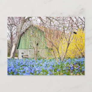 Herfstschuur met blauwe bloemenveld briefkaart
