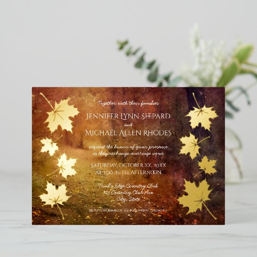 herfstspoor dat esdoorn verlaat rustige bruiloft folie uitnodiging (Staand Voorkant)