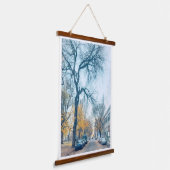 Herfststraat met hoge kale boom hangend wandkleed (Gebogen)