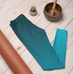 Herfsttrendkleur Levendige cyaan ombre Leggings<br><div class="desc">Stijlvolle Vivid Cyan subtiele ombre leggings uit onze herfst & winter 2023/24 trend kleuren collectie bieden tijdloze charme. Deze Ombre Cyan Leggings hebben een verloop, dat vervaagt van donker aan de bovenkant naar de lichtere / helderdere kleur aan de poten. Deze leggings zijn een geweldige manier om een pop van...</div>