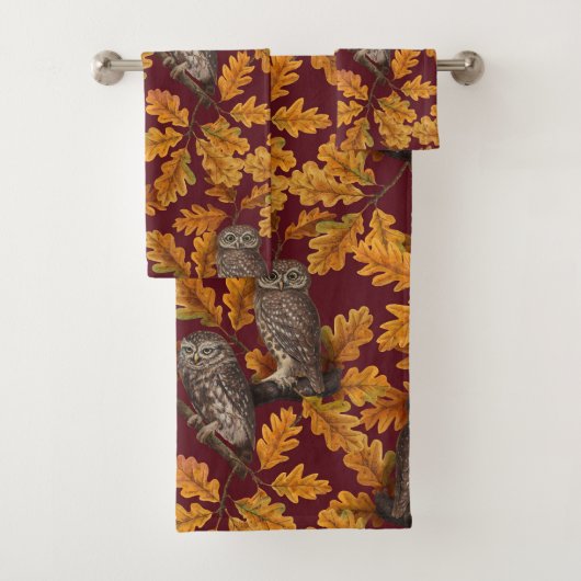 Herfstuilen op donkerrood bad handdoek (Insitu)