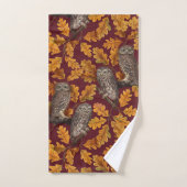 Herfstuilen op donkerrood bad handdoek (Handdoek)