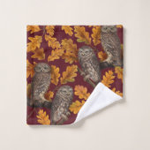 Herfstuilen op donkerrood bad handdoek (Wasdoekje)