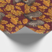 Herfstuilen op donkerrood cadeaupapier (Hoek)