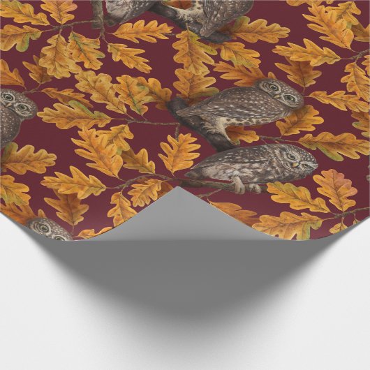 Herfstuilen op donkerrood cadeaupapier (Hoek)