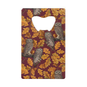 Herfstuilen op donkerrood creditkaart flessenopener