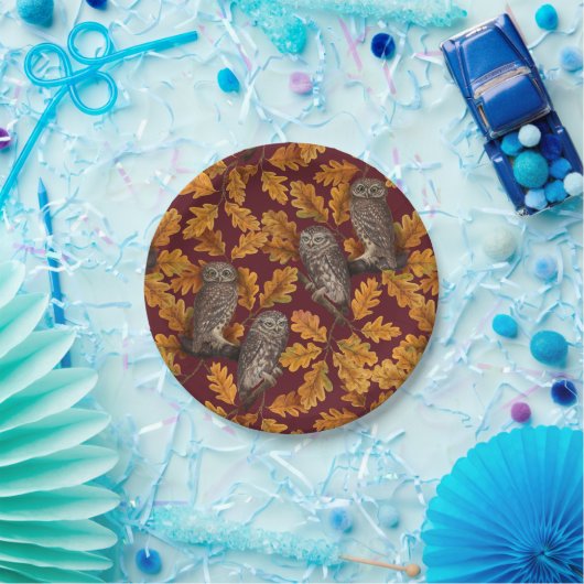 Herfstuilen op donkerrood papieren bordje (Feest)