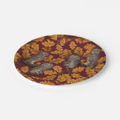 Herfstuilen op donkerrood papieren bordje (Gekanteld)