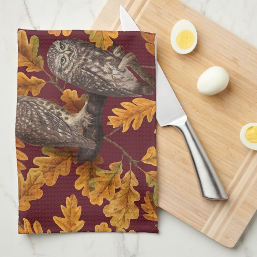 Herfstuilen op donkerrood theedoek (Quarter Fold)