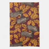 Herfstuilen op donkerrood theedoek (Verticaal)