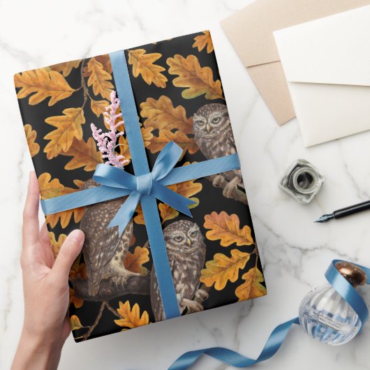 Herfstuilen op zwart cadeaupapier (Geschenken)