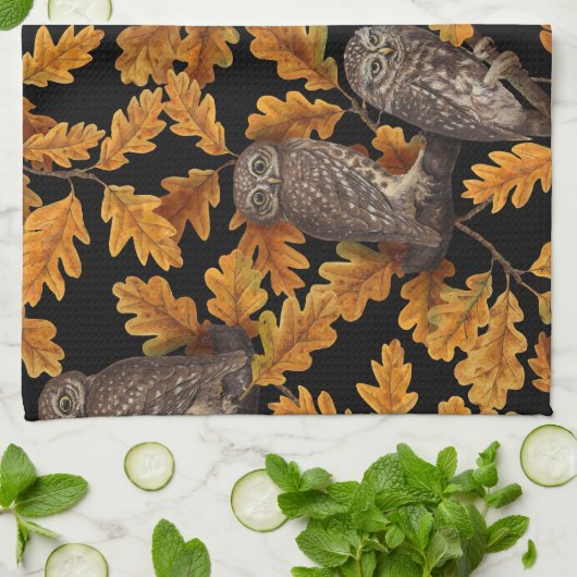 Herfstuilen op zwart theedoek (Gevouwen)