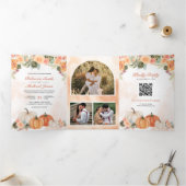 Herfstval Pompoen Bloem Foto QR Code Trouwen Drieluik Uitnodiging (Binnen)