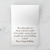 Herfstverjaardag, pompoenen en appels in een wagen kaart (Binnen)