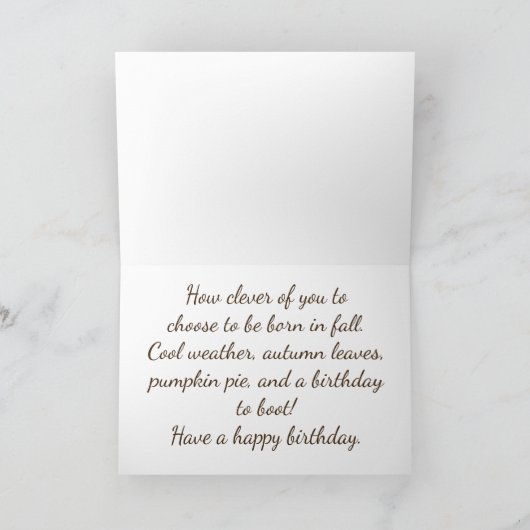 Herfstverjaardag, pompoenen en appels in een wagen kaart (Binnen)