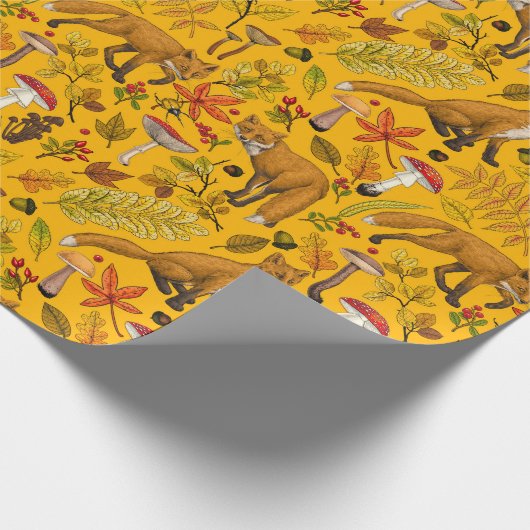 Herfstvossen op sinaasappel cadeaupapier (Hoek)