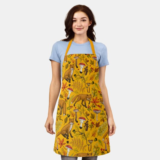 Herfstvossen op sinaasappel schort (Gedragen)