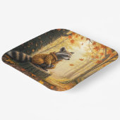 Herfstwasbeer zittend op een boomstronk papieren bordje (Gebogen)